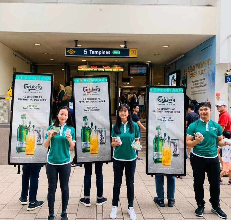 Retail digital screens with Huawei ads in a shopping mall concourse